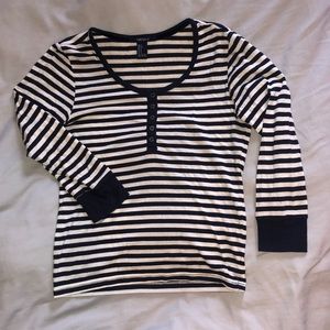 Tight fit quarter sleeve henley shirt